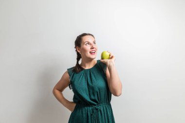 Güzel kızlar elma meyve tutan ve bir çerçeve köşede izliyor