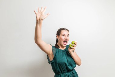 Güzel kız çığlıklar elleri içinde limon meyve için