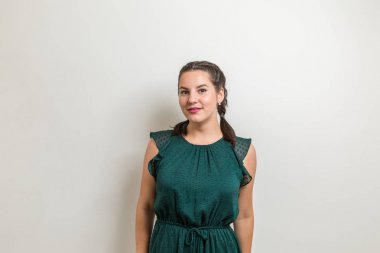  Sonraki beyaz duvar yeşil giysili güzel kız duruyor