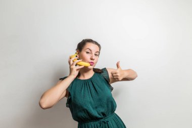 güzel pinup modeli muz çağırır ve başparmak çıkar ortaya