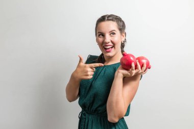 O seviyor güzel gülümseyen kadın noktalarına Garnet