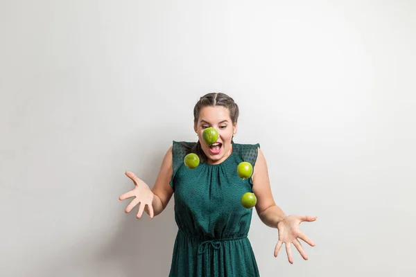 Vacker Kvinna Grön Klänning Droppar Frukter Stockfoto
