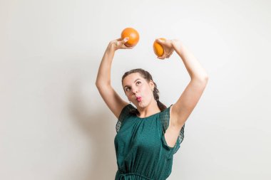 Güzel genç kız meyve parti var