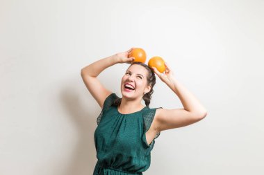 Neşeli beyaz kız meyve ile eğleniyor