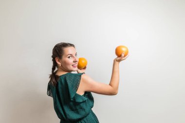 Meyve ve gıda sağlıklı sevimli kadınla Studio seviyor