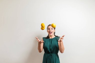  Meraklı genç kadın meyve havaya atar