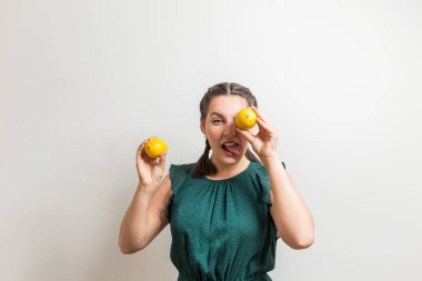Çılgın genç limon yiyor