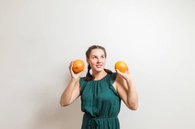 Sevimli mutlu kız greyfurt asansörleri