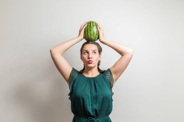 Sevimli kadın başına bir heykel bir meyve gibi davranır