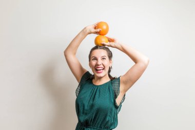 Sevimli kadın ile meyve üzerinde elinde tutan baş güler