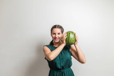 Çöl meyve ve diyet, beyaz studio karpuz tutan kadın