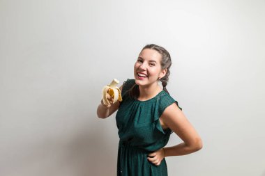 Her gün meyve yemek, muz yemek bir kadın portresi izole studio kadar yakın