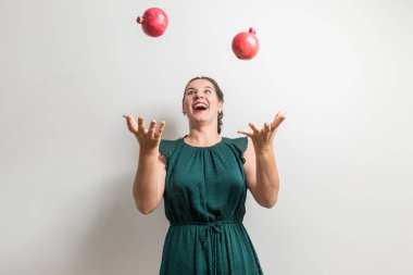 Heyecanlı kız meyve Garnet juggles