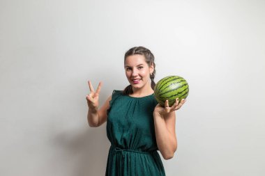 Karpuz Meyve tutan güzel kız portresi Önden Görünüm