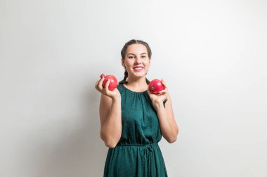 Muhteşem model kırmızı Garnet el ve gülümsüyor tutar