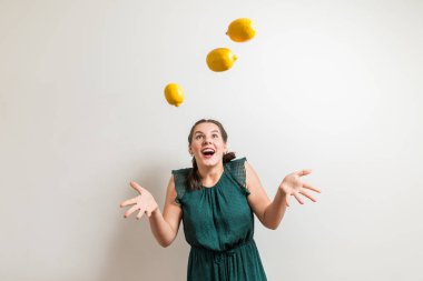 Meyve kayan mutlu beyaz esmer kız görünüyor