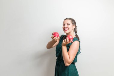 Gülümseyen kız mutlu sağlıklı meyve vitamin dolu yemek sahiptir