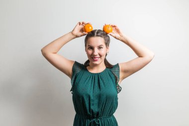 Mutlu öğrenci kız meyve ile komik ifadeler yapar