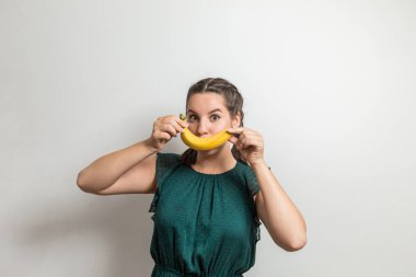 Mutlu genç model muz gülümseme gibi bakmak yapar