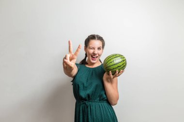 Sağlıklı Diyet kavramı, meyve ve barış işareti Studio tutan mutluluk kadın vurdu