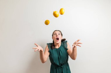 Kenneth'in meyve damla gökyüzü üzerinden hayran genç kız saatler