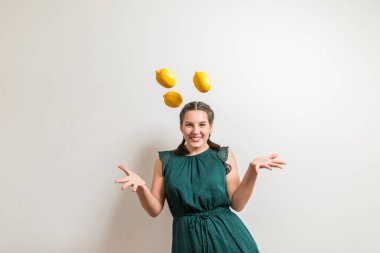 Güzel güzel kadın ve meyve