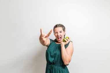 Lime rock meyveler, kız ayakta beyaz arka plan üzerinde bağırır.