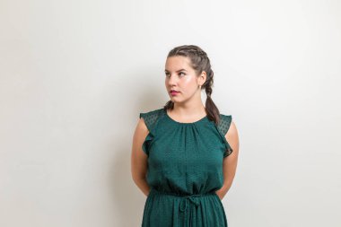 Modern genç kız stüdyoda bekler ve tarafına görünüyor