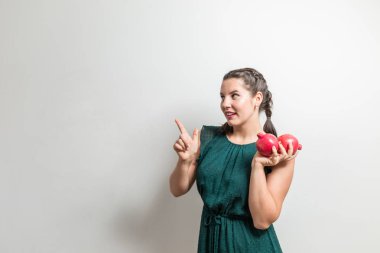 Güzel öğrenci için bir çerçeve ve holding garnet meyve yan el Puan