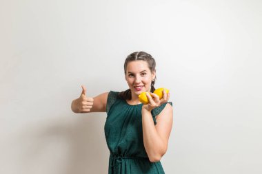 Güzel gözlü güzel kız başparmak çıkageliyor ve meyve sever