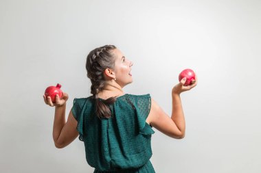 Genç ve güzel esmer meyve sahiptir