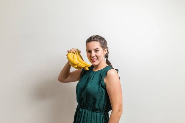 Genç ve güzel esmer ile muz teşkil etmektedir.