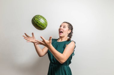 Çekici kadın çığlık meyve yakalar