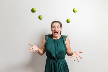 Çığlık atan kız limon meyve hava atıyor.