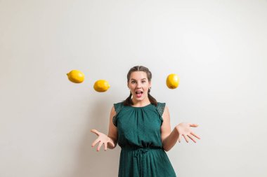 Vejetaryen ve limon meyve etrafında uçan çığlık