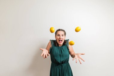 Aptal kız meyve düşer