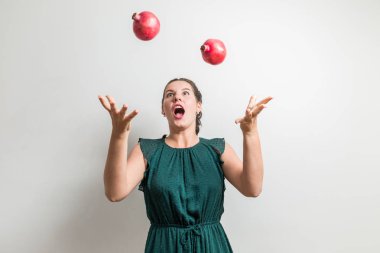 Düşen meyve hakkında şok genç kız