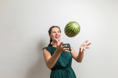 Gülümseyen bir karpuz atar