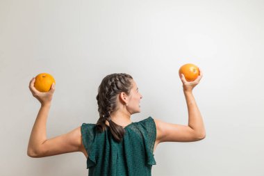 Meyve elle sıkmak güçlü kadın çalışır