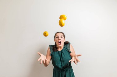 Limon hayrete güzel kız görünüyor