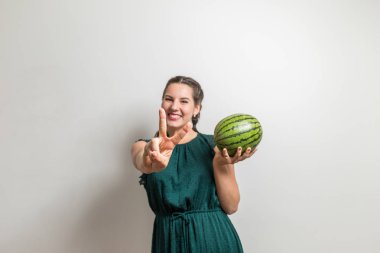 Sebze diyet kavramı dikey, karpuz Isolated beyaz arka planda tutan genç kadın