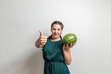 Taze karpuz ve başparmak yukarıya, vurdu, Studio gri arka planda tutan vejetaryen kadın