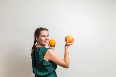 Gıda ile beyaz arka plan üzerinde duran kadın