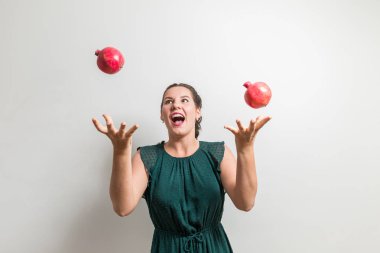 Kadın meyve ile oynuyor