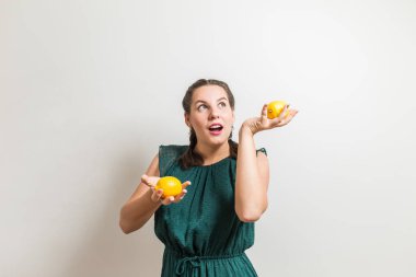 Limon ağırlığını tahmin etmek güzel kadın çalışır