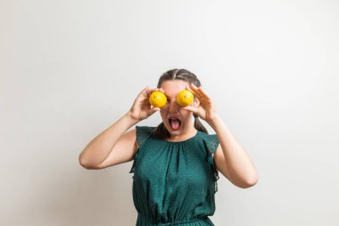  Genç kız komik yüz limon ile yapıyor