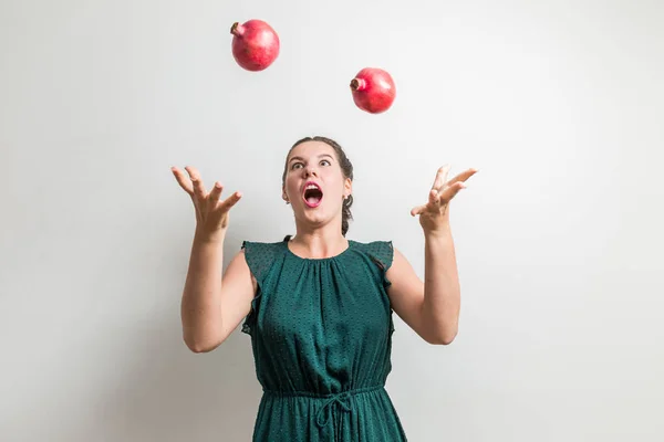 Shocked Joven Chica Acerca Caída Frutas — Foto de Stock