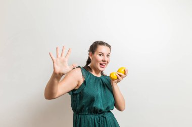 Meyve ve sebzeler yüksek beş genç öğrenci gösterir