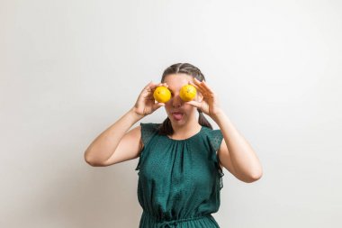 Genç kadının yüz ifadeleri holding meyve yapması
