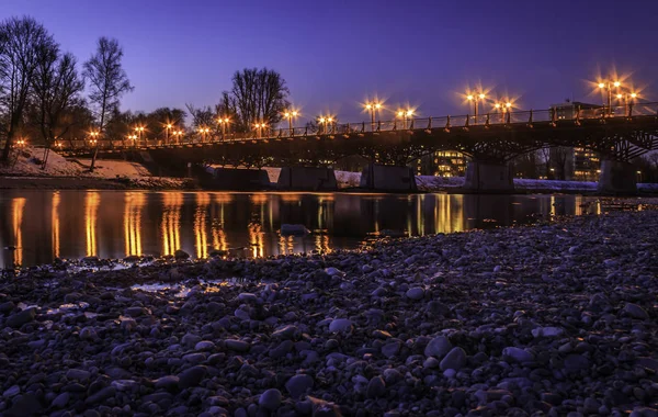 Münih, Almanya, Februar 24, 2018. Isar Nehri Münih Almanya'da köprüde görüntülemek